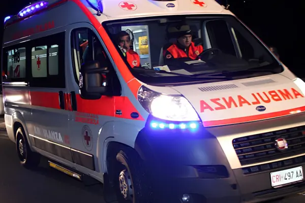 Auto fuori strada nel Cosentino, muore un uomo: ferita un’altra persona