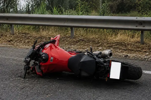 Incidente tra un furgone e una moto. Ferito un 22enne
