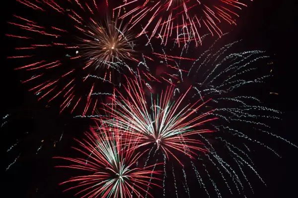Quattro tonnellate di fuochi d’artificio nascoste nel Cosentino: scatta l’arresto, sequestrato un arsenale pirotecnico